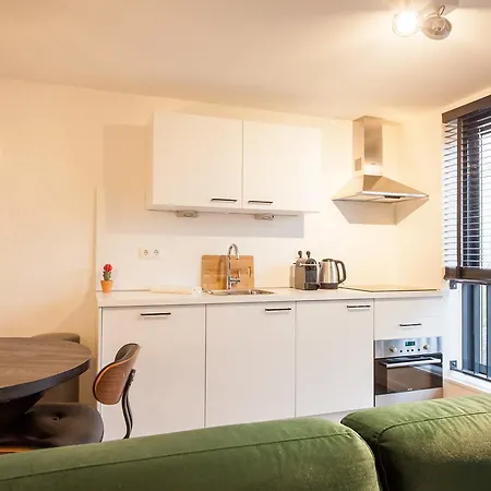Apartment 348 Suites Short *